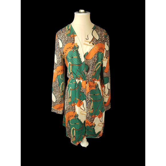 Boohoo Dresses & Skirts - Boohoo Satin Chain Print Twist Shift NWT Size 6